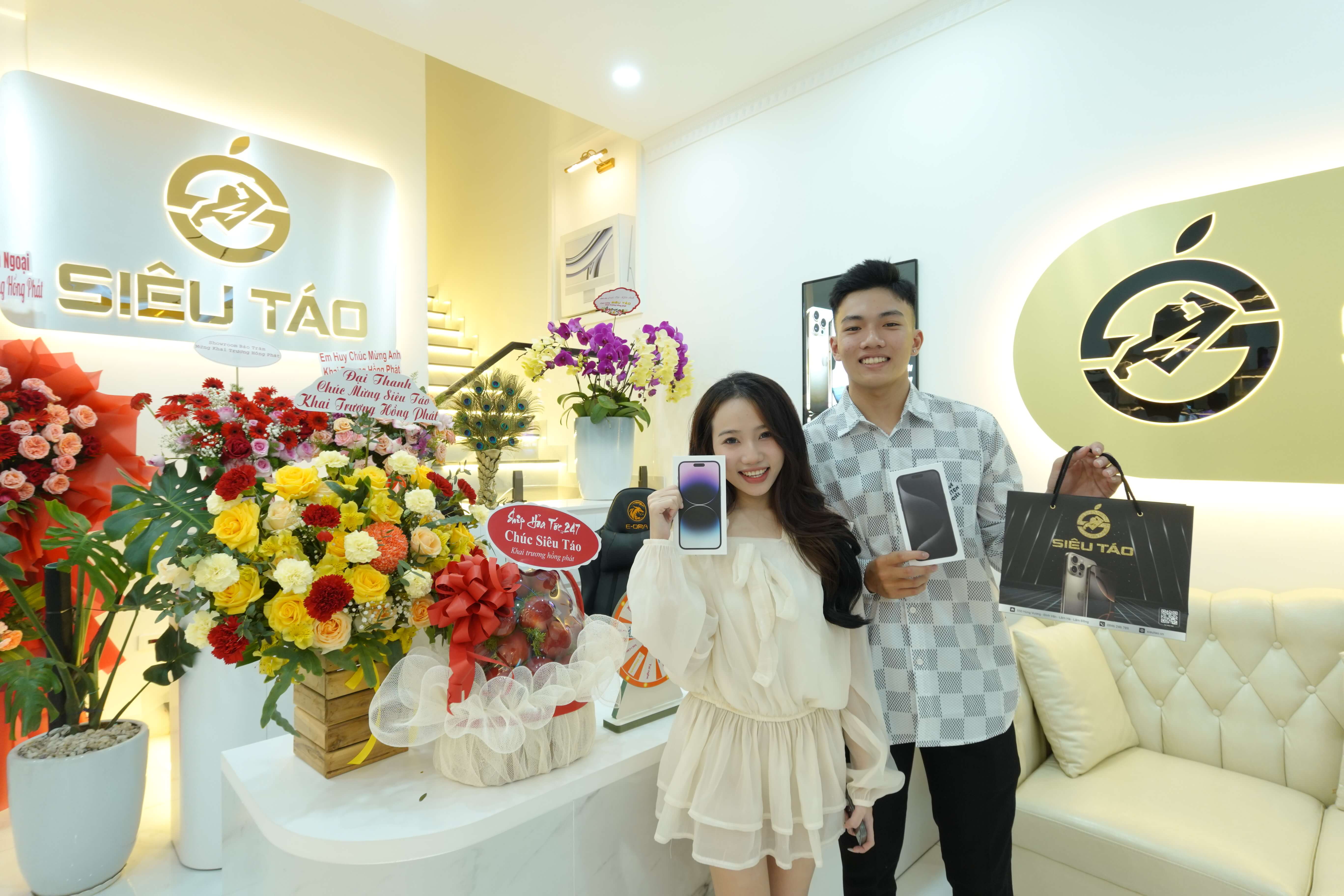 Khách hàng trẻ mua hàng